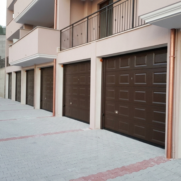 portoni sezionali bugnato testa di moro goffrato stucco 4165